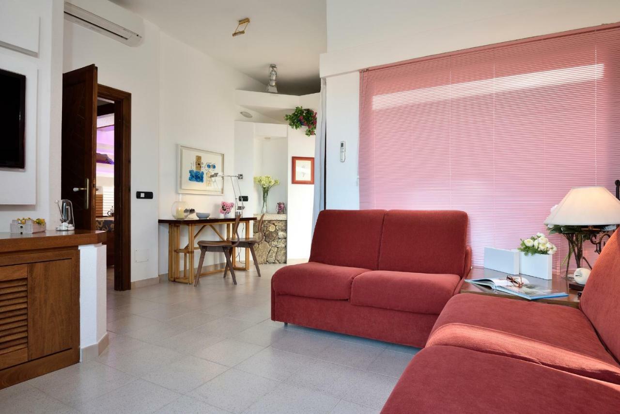 Residence L'Ea Di Lavru - Appartamenti Mono-Bilo-Trilocali Porto San Paolo  Ngoại thất bức ảnh